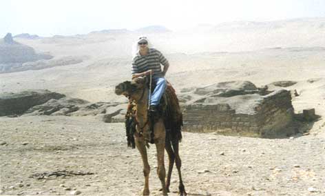 cairopyramidslookingintolibya.jpg (19704 bytes)