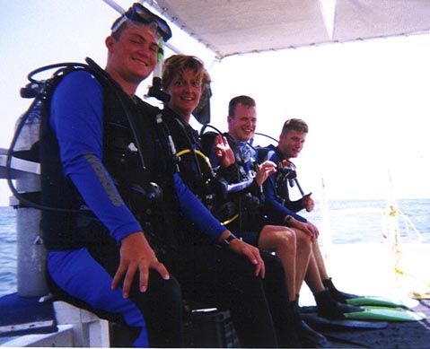 sharksbayontheboat.jpg (32119 bytes)