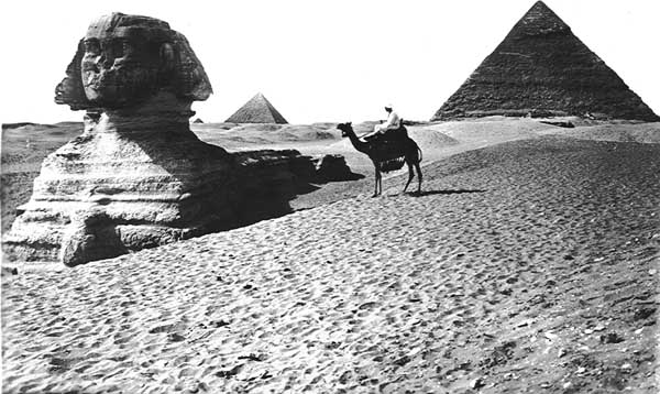 sphinx2pyramids.jpg (55518 bytes)